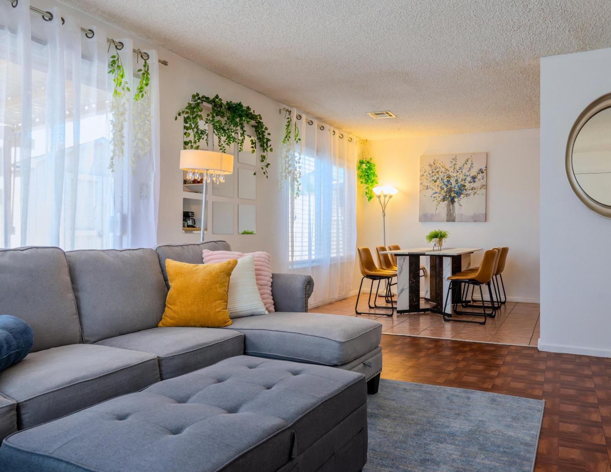 Stylish 2-bedroom Vegas Getaway With Amenities *