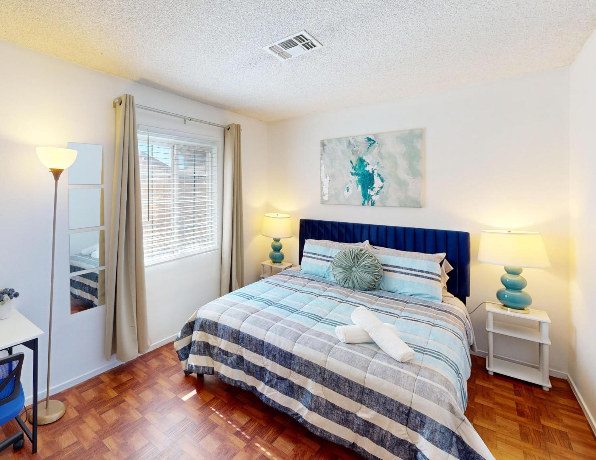 Holiday home Stylish 2-bedroom Vegas Getaway With Amenities *