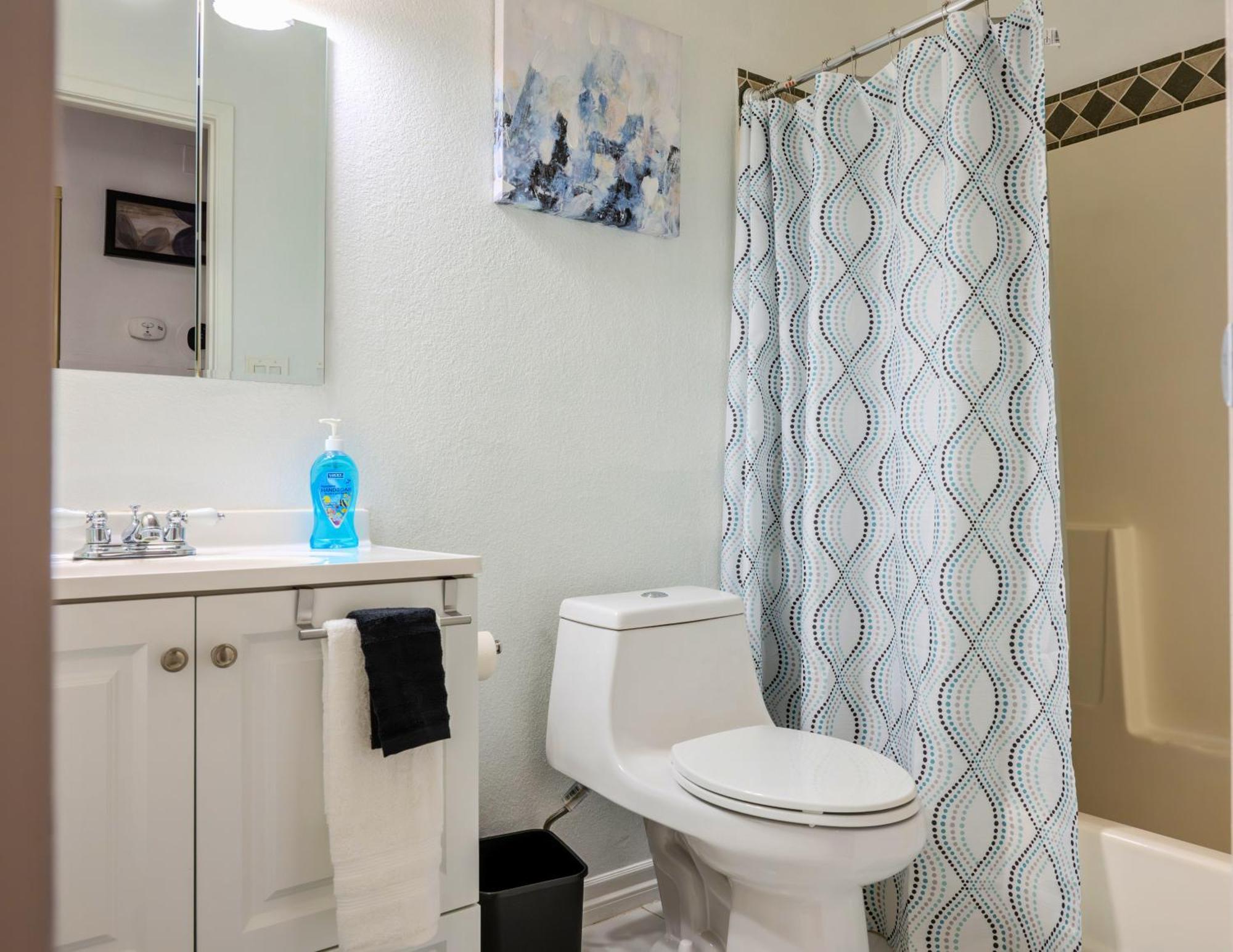 Stylish 2-bedroom Vegas Getaway With Amenities *