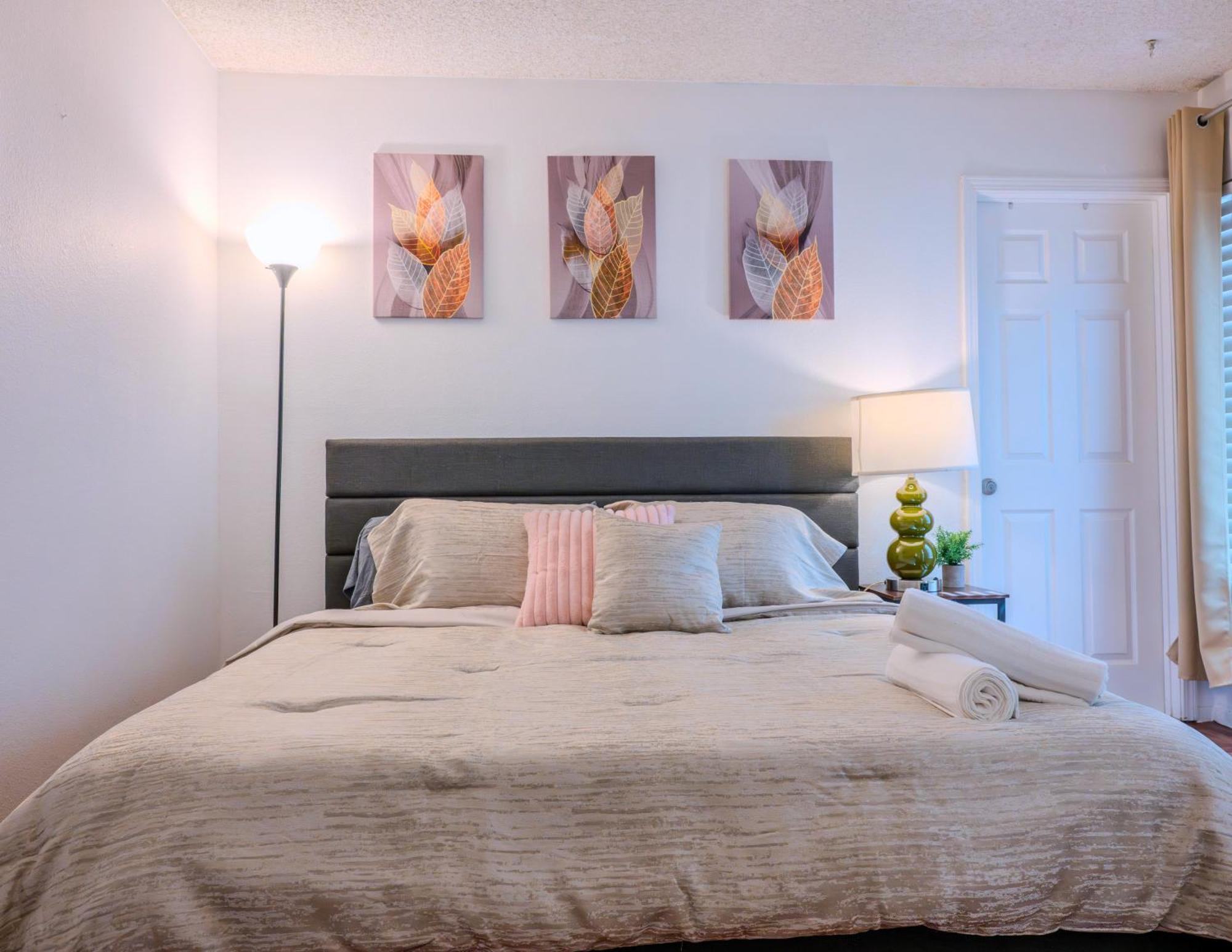 Stylish 2-bedroom Vegas Getaway With Amenities Holiday home