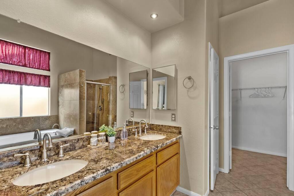 Vegas Retreats Pool, Arcade, Fun, 10min From Airport And The Strip Holiday home Las Vegas