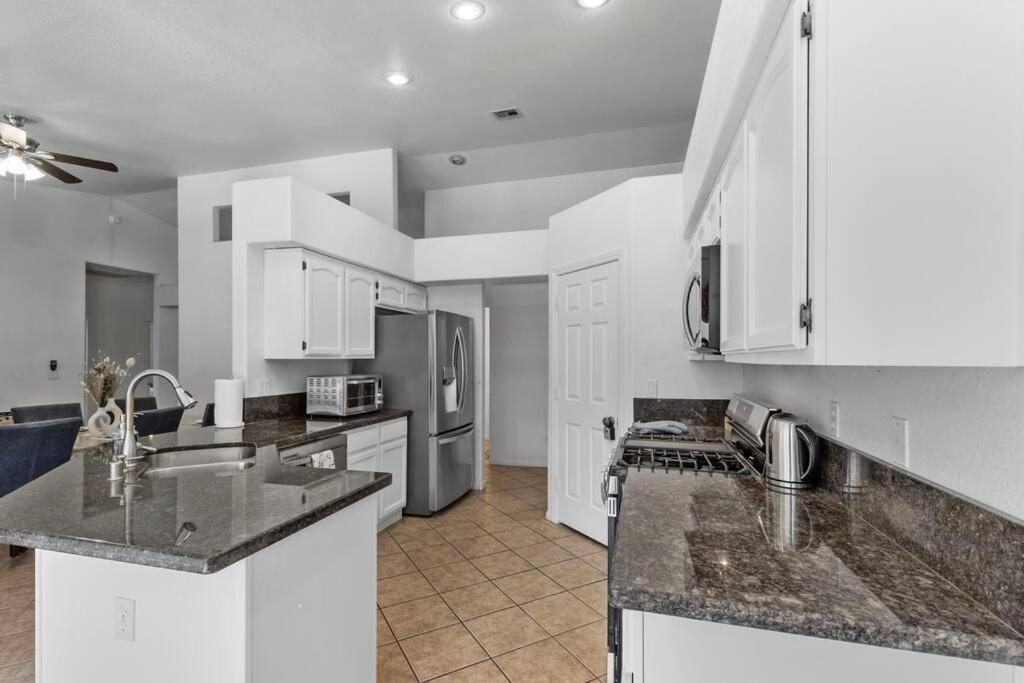 Vegas Retreats Pool, Arcade, Fun, 10min From Airport And The Strip Holiday home