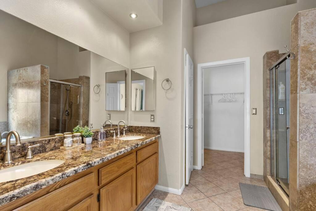 Vegas Retreats Pool, Arcade, Fun, 10min From Airport And The Strip Holiday home *