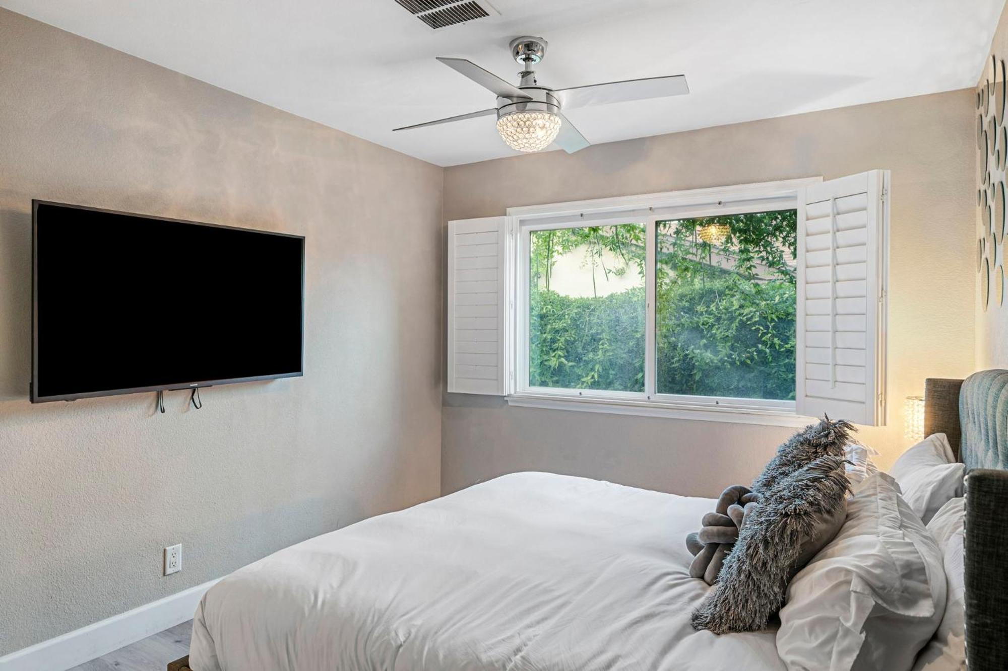 Modern Retreat Close To Lv Strip Holiday home *