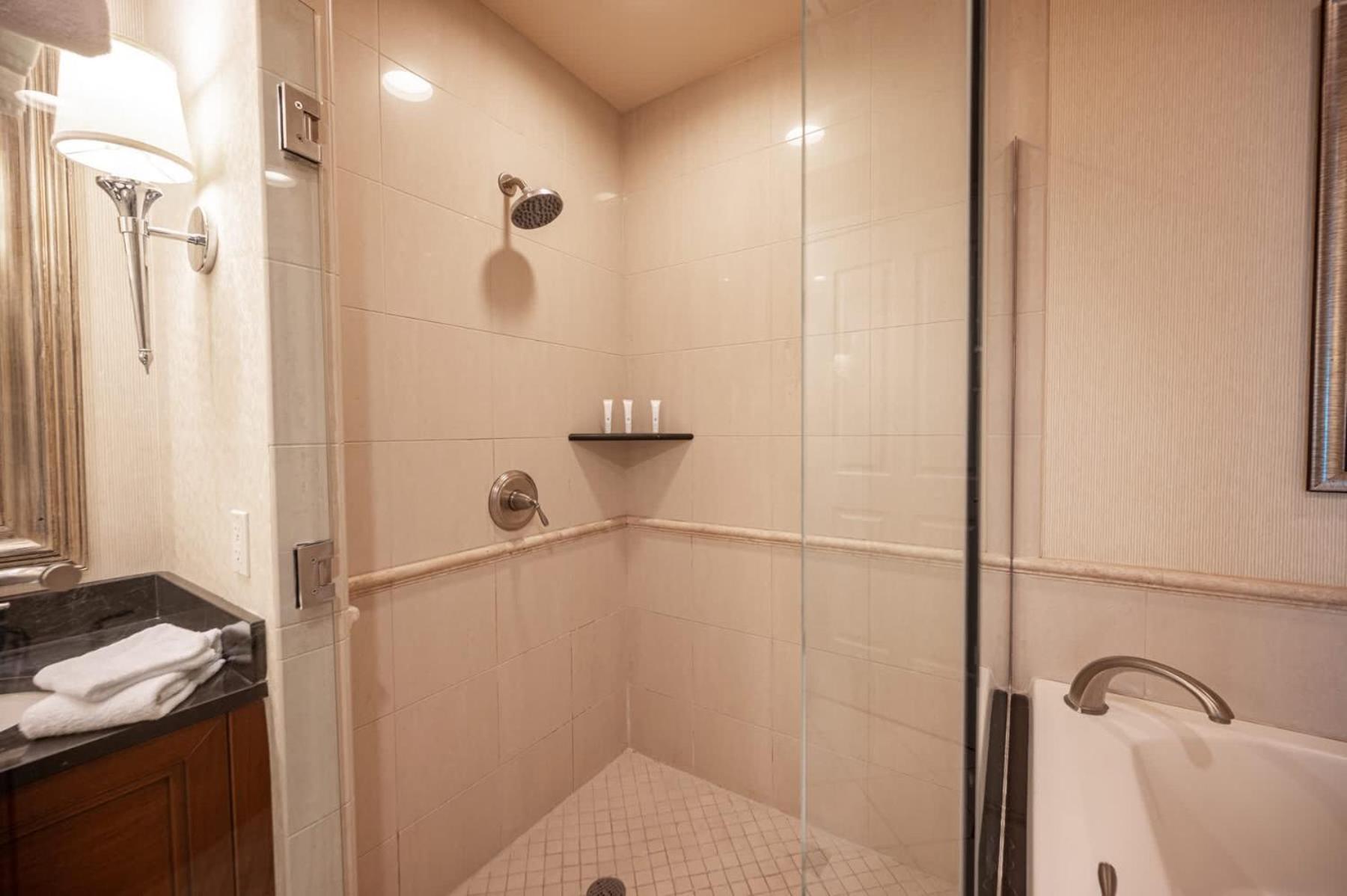 No Fee Strip View Balcony+ Free Valet+ Pool