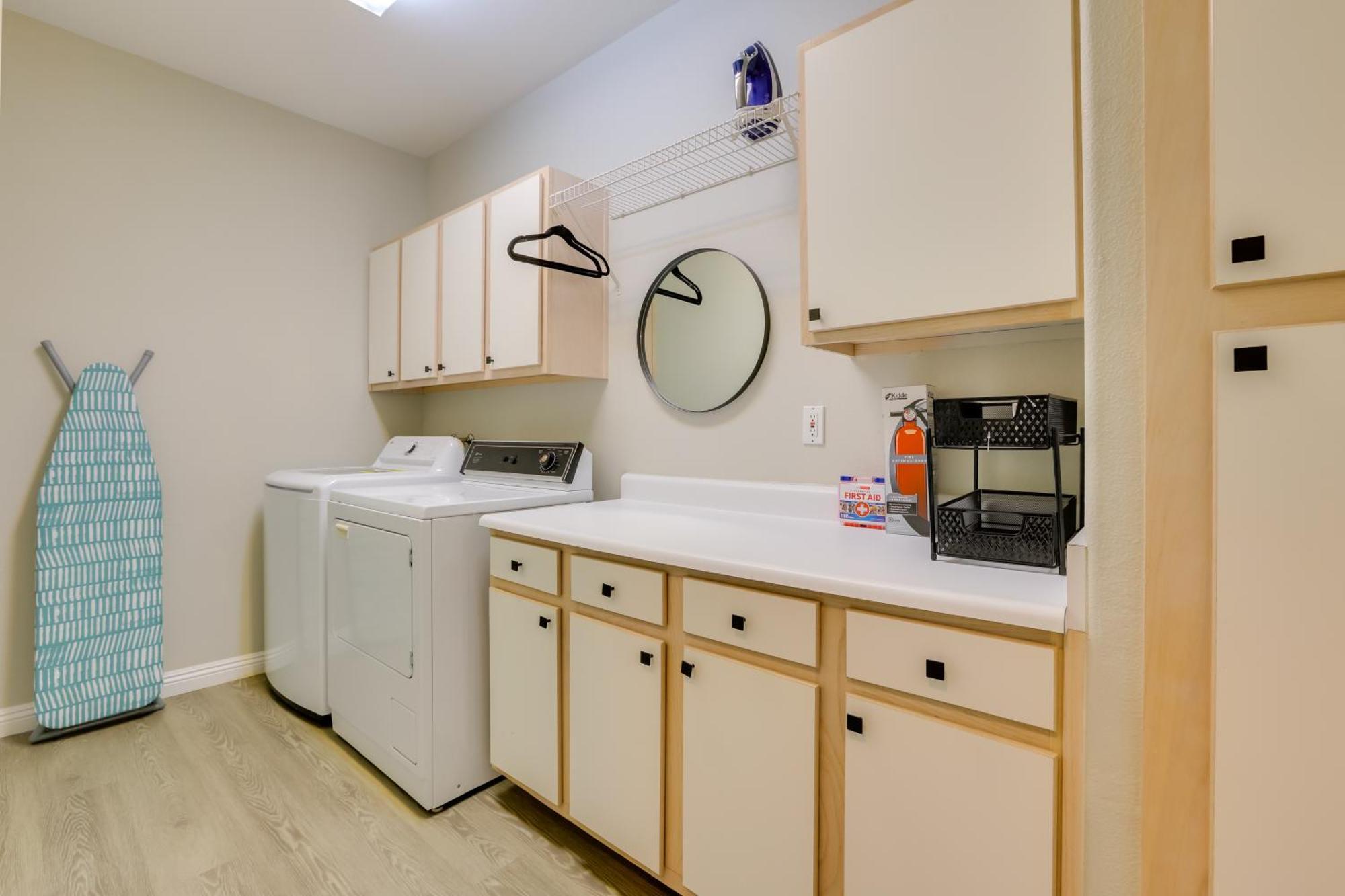 Apartment 6 Mi To Vegas Strip City-view Gem With Pool Access