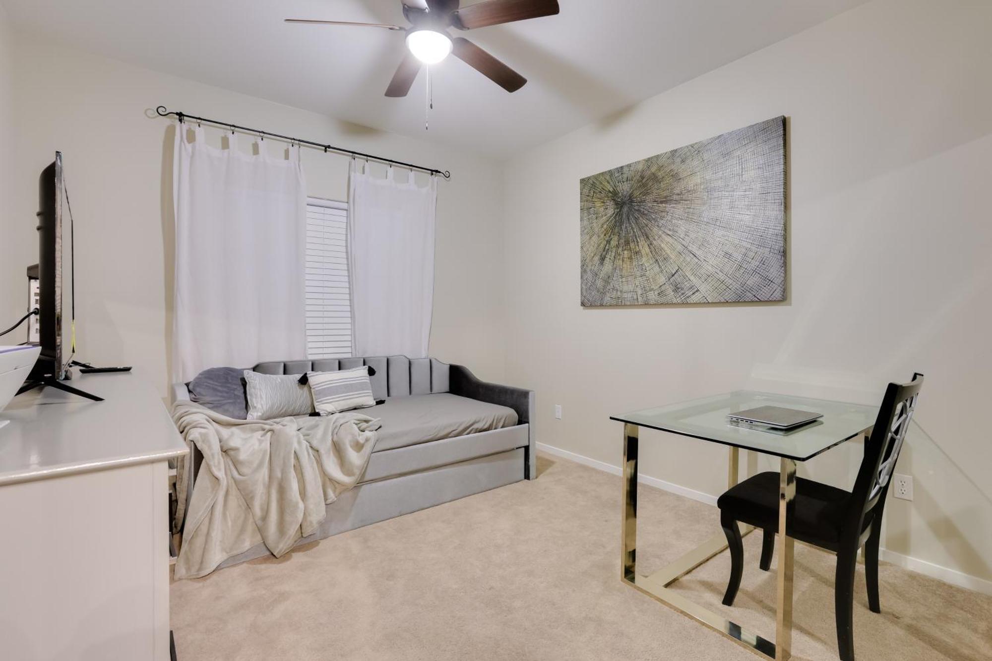 6 Mi To Vegas Strip City-view Gem With Pool Access Apartment