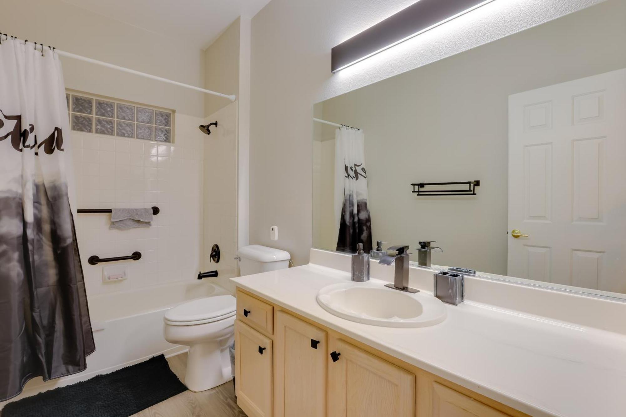 6 Mi To Vegas Strip City-view Gem With Pool Access Las Vegas