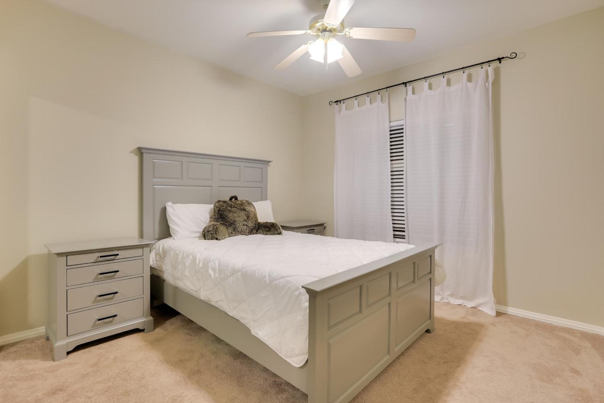6 Mi To Vegas Strip City-view Gem With Pool Access Apartment
