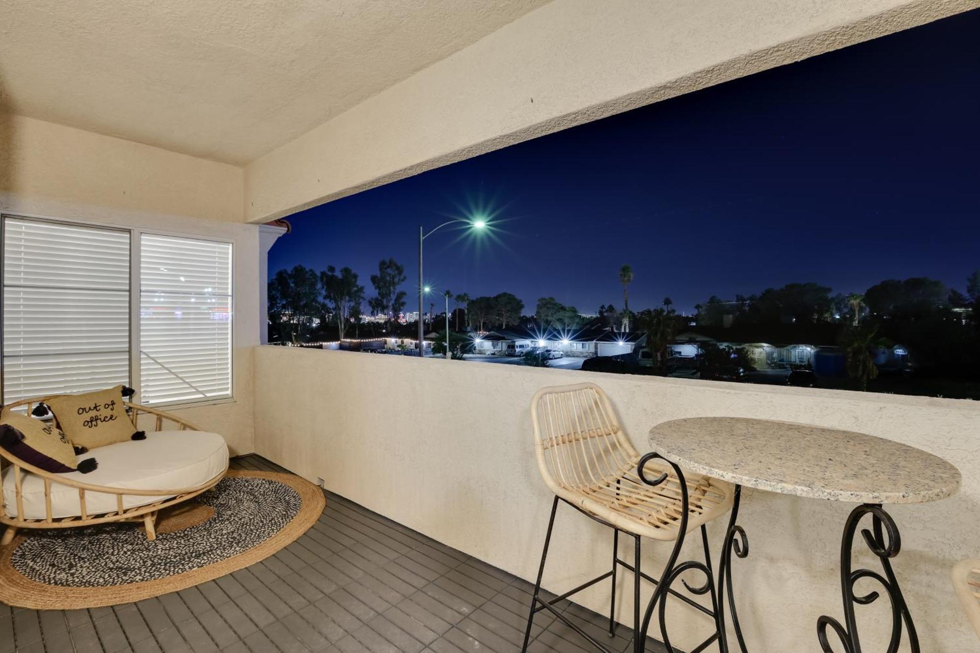 6 Mi To Vegas Strip City-view Gem With Pool Access Apartment *