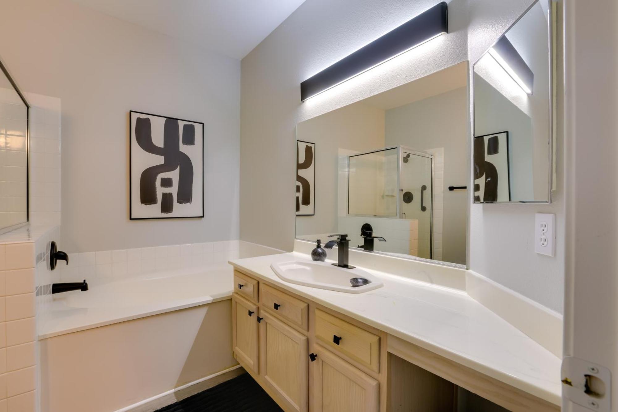 Apartment 6 Mi To Vegas Strip City-view Gem With Pool Access *