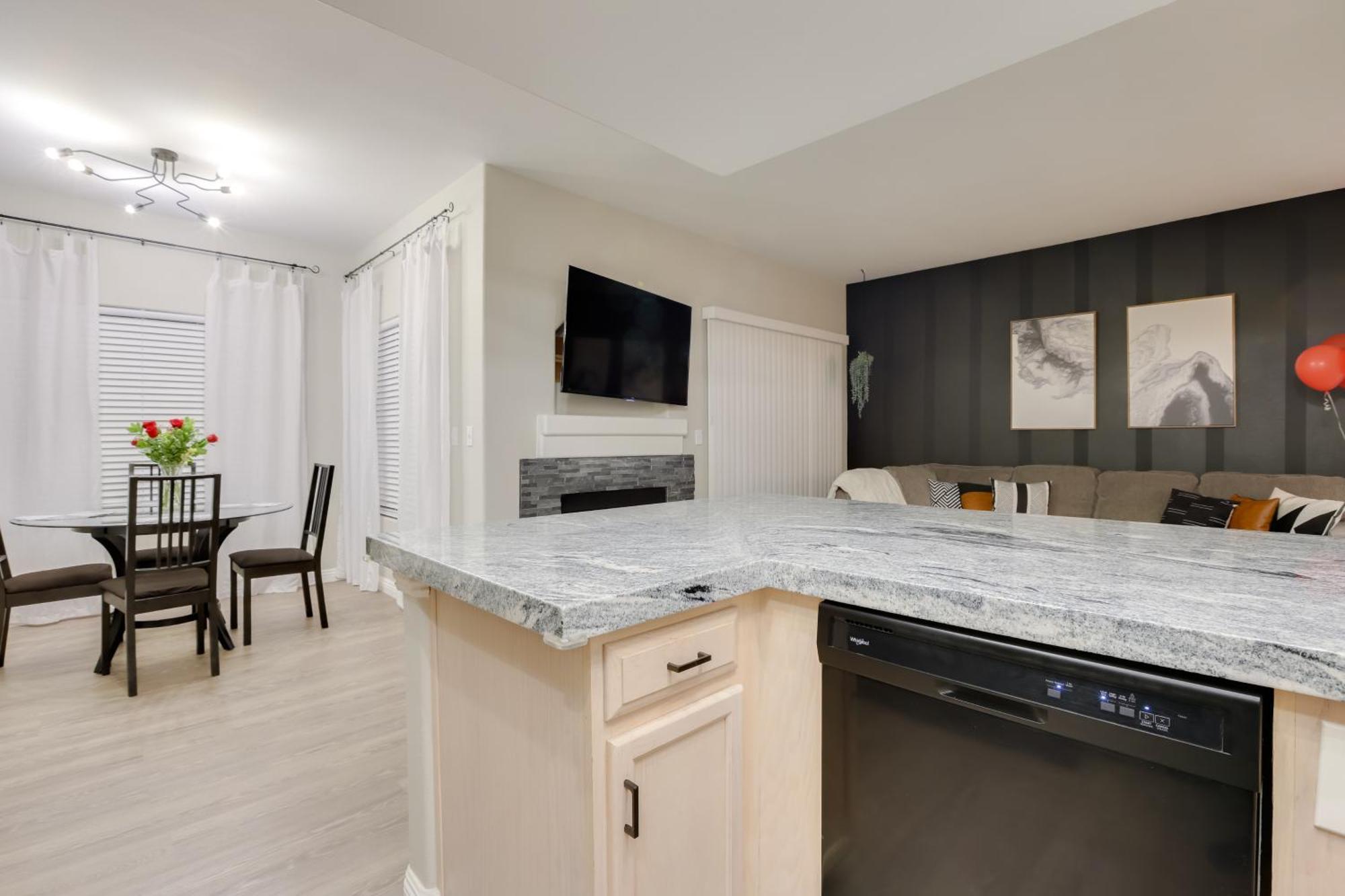 6 Mi To Vegas Strip City-view Gem With Pool Access *