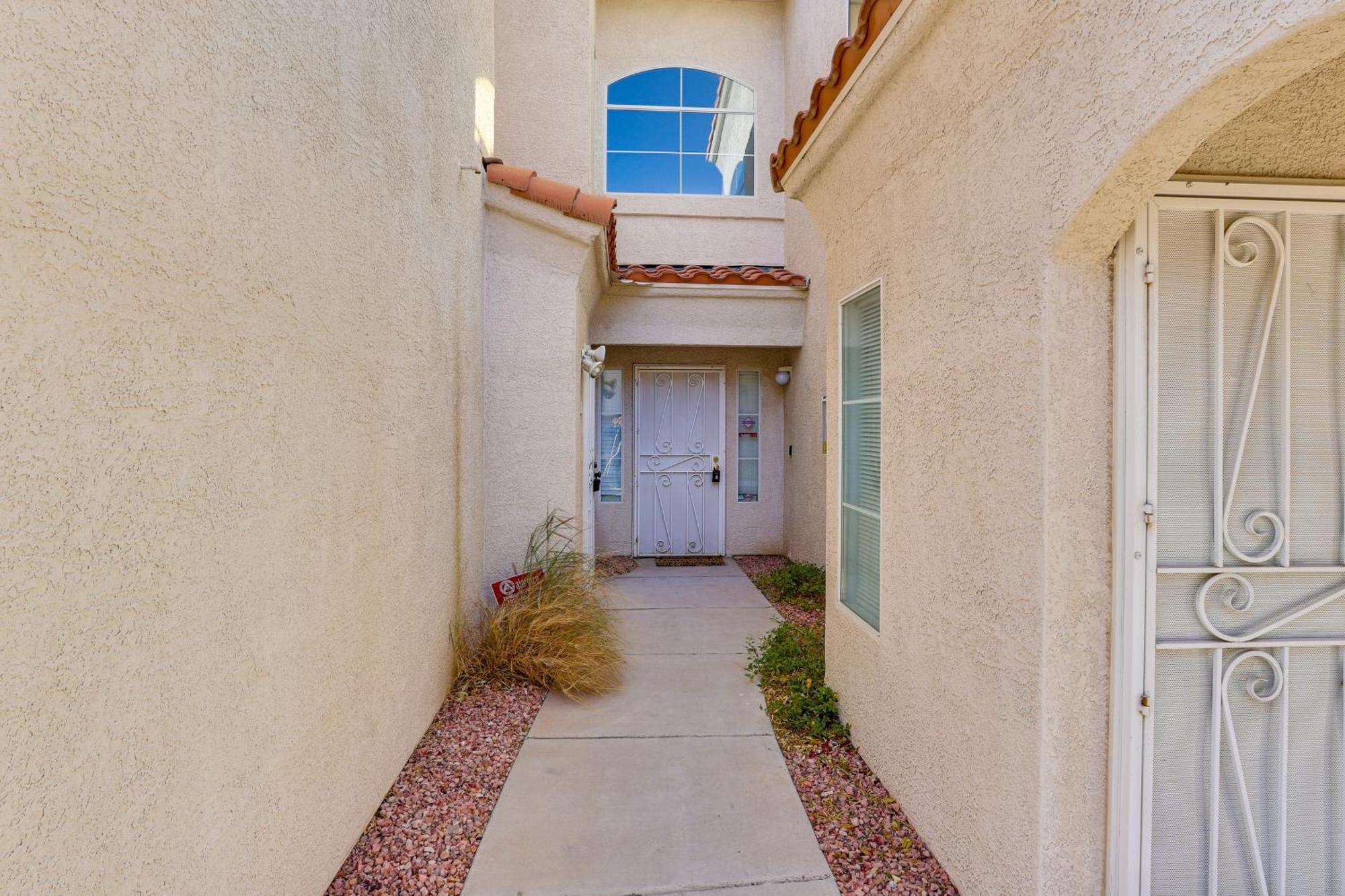 6 Mi To Vegas Strip City-view Gem With Pool Access