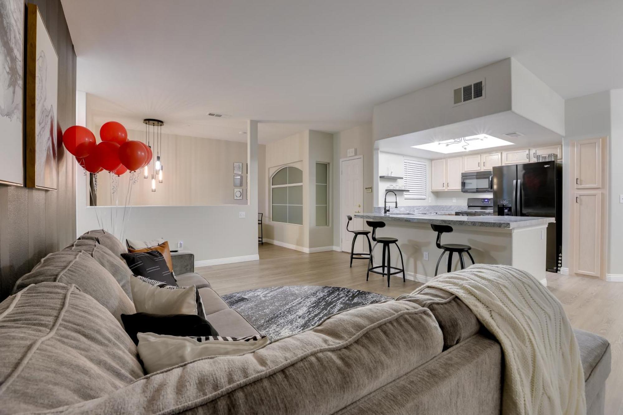 Apartment 6 Mi To Vegas Strip City-view Gem With Pool Access *