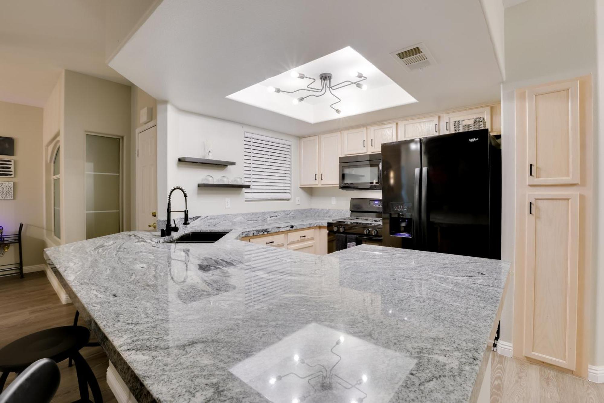 6 Mi To Vegas Strip City-view Gem With Pool Access Las Vegas