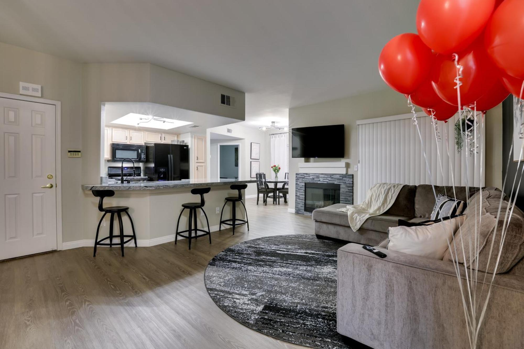 6 Mi To Vegas Strip City-view Gem With Pool Access *
