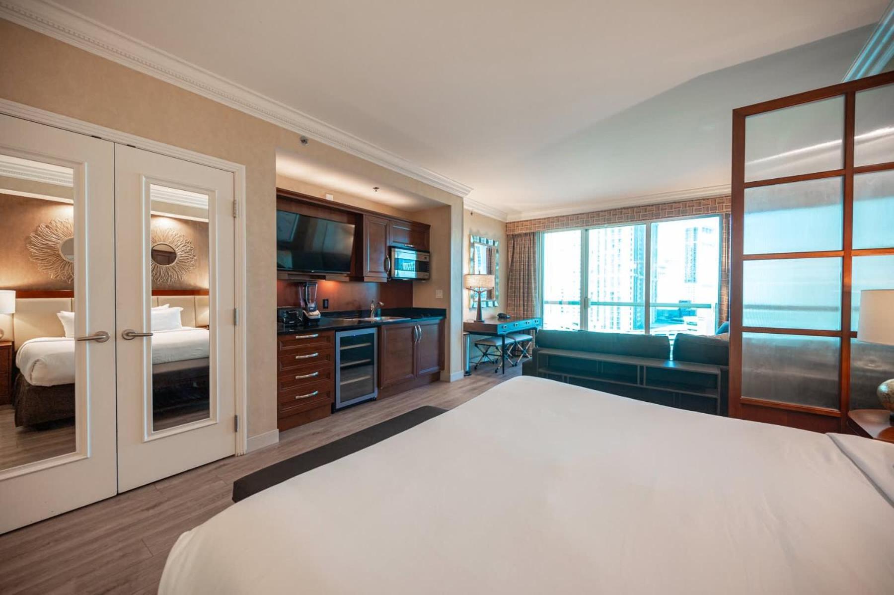 No Fee Strip View Balcony+ Free Valet+ Pool Holiday home