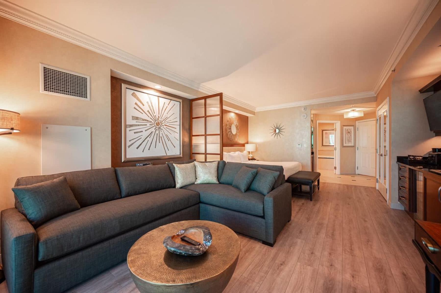 No Fee Strip View Balcony+ Free Valet+ Pool Holiday home *