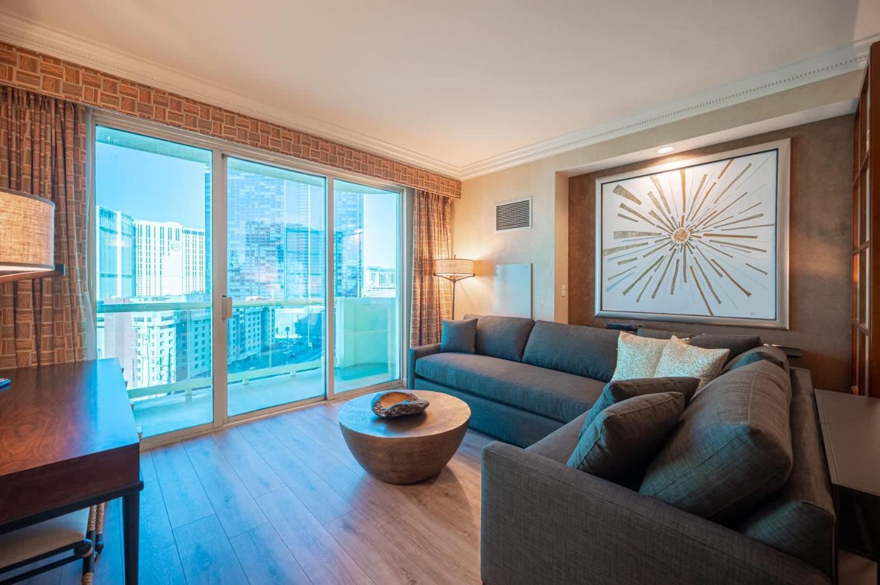 Holiday home No Fee Strip View Balcony+ Free Valet+ Pool *