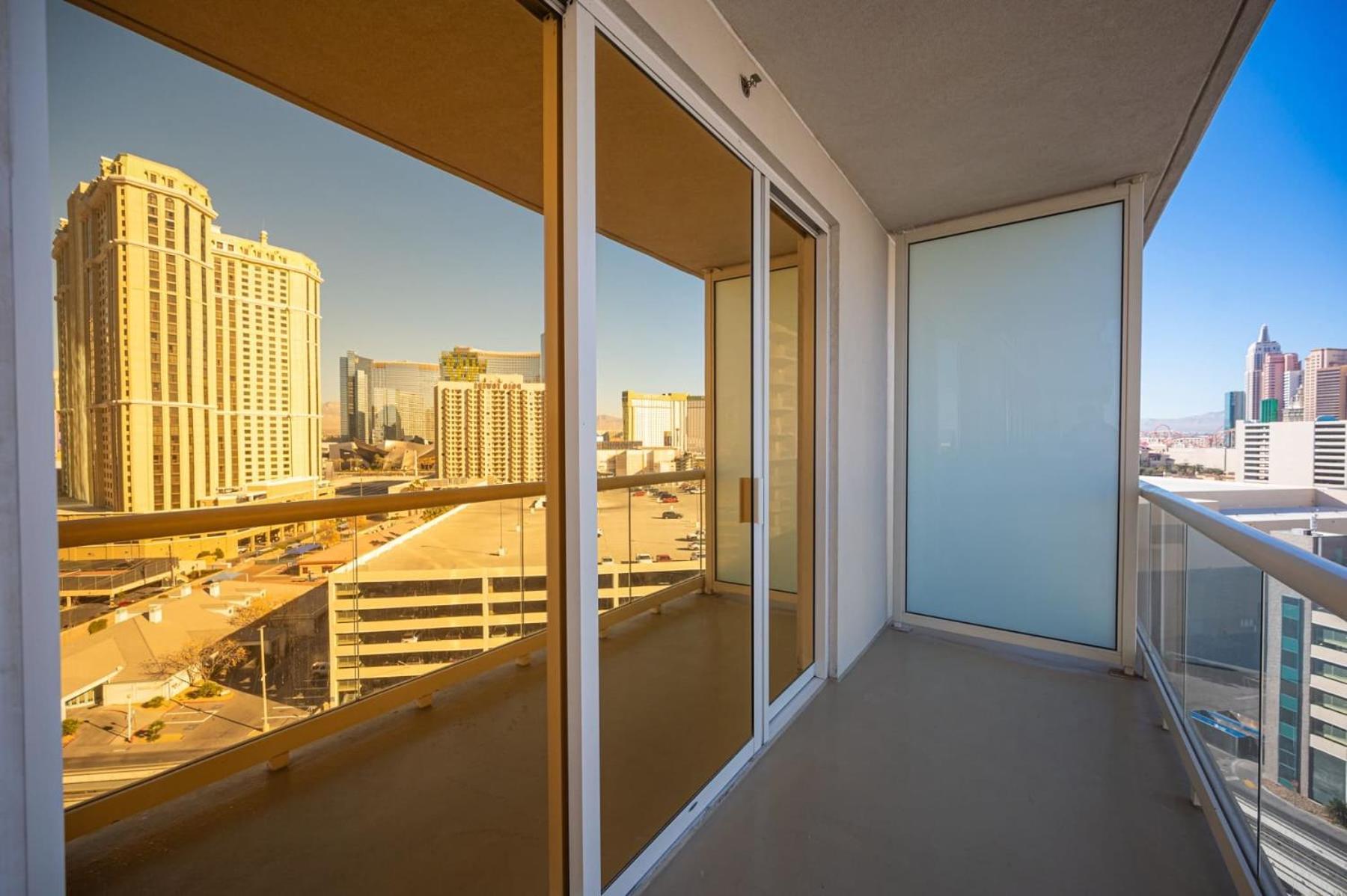 No Fee Strip View Balcony+ Free Valet+ Pool Holiday home *