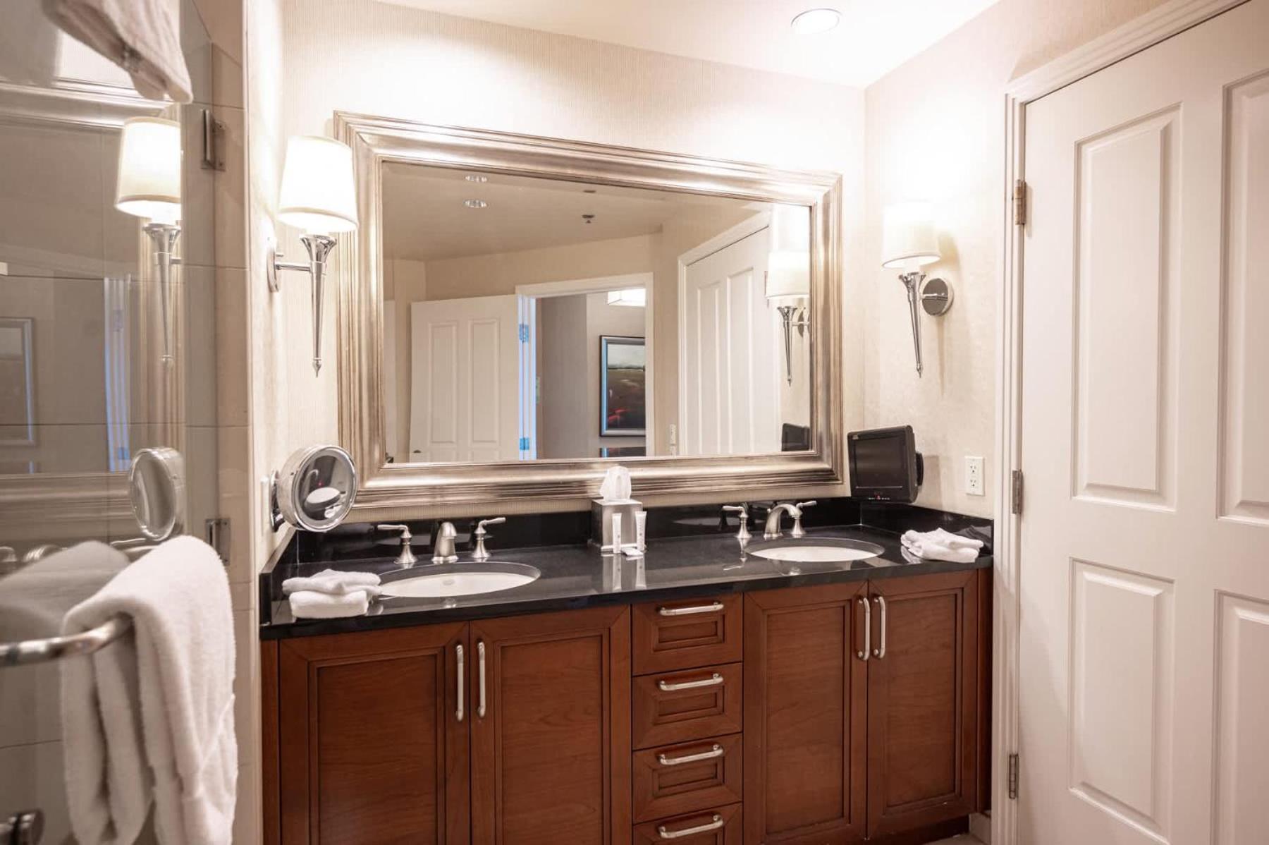 No Fee Strip View Suites+ Free Valet + Pool Holiday home
