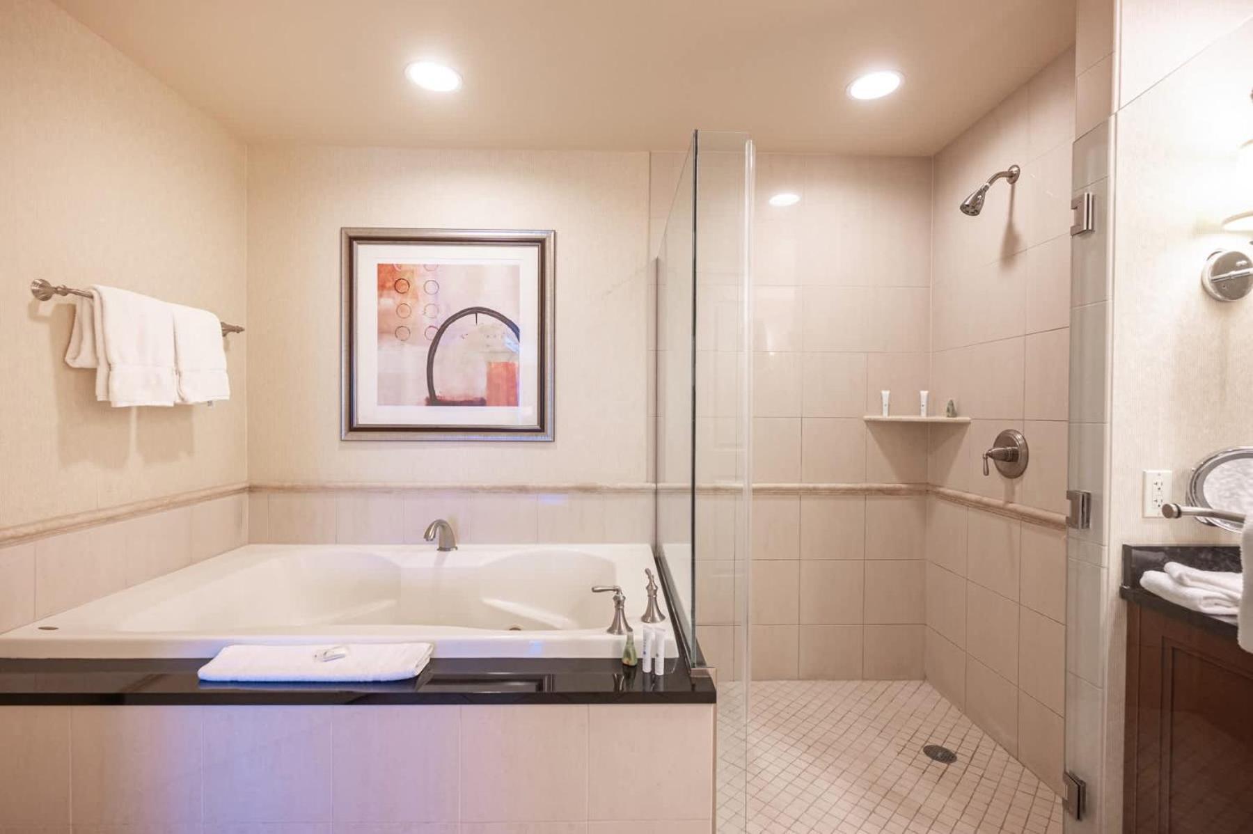 No Fee Strip View Suites+ Free Valet + Pool Holiday home *