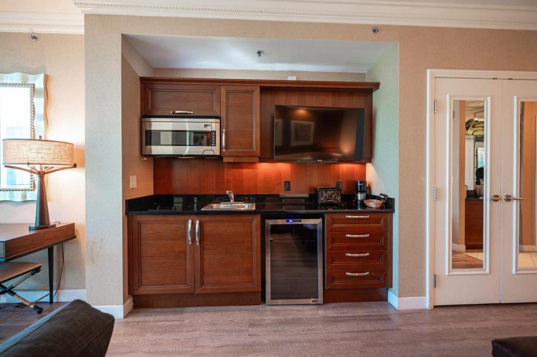 No Fee Strip View Suites+ Free Valet + Pool *