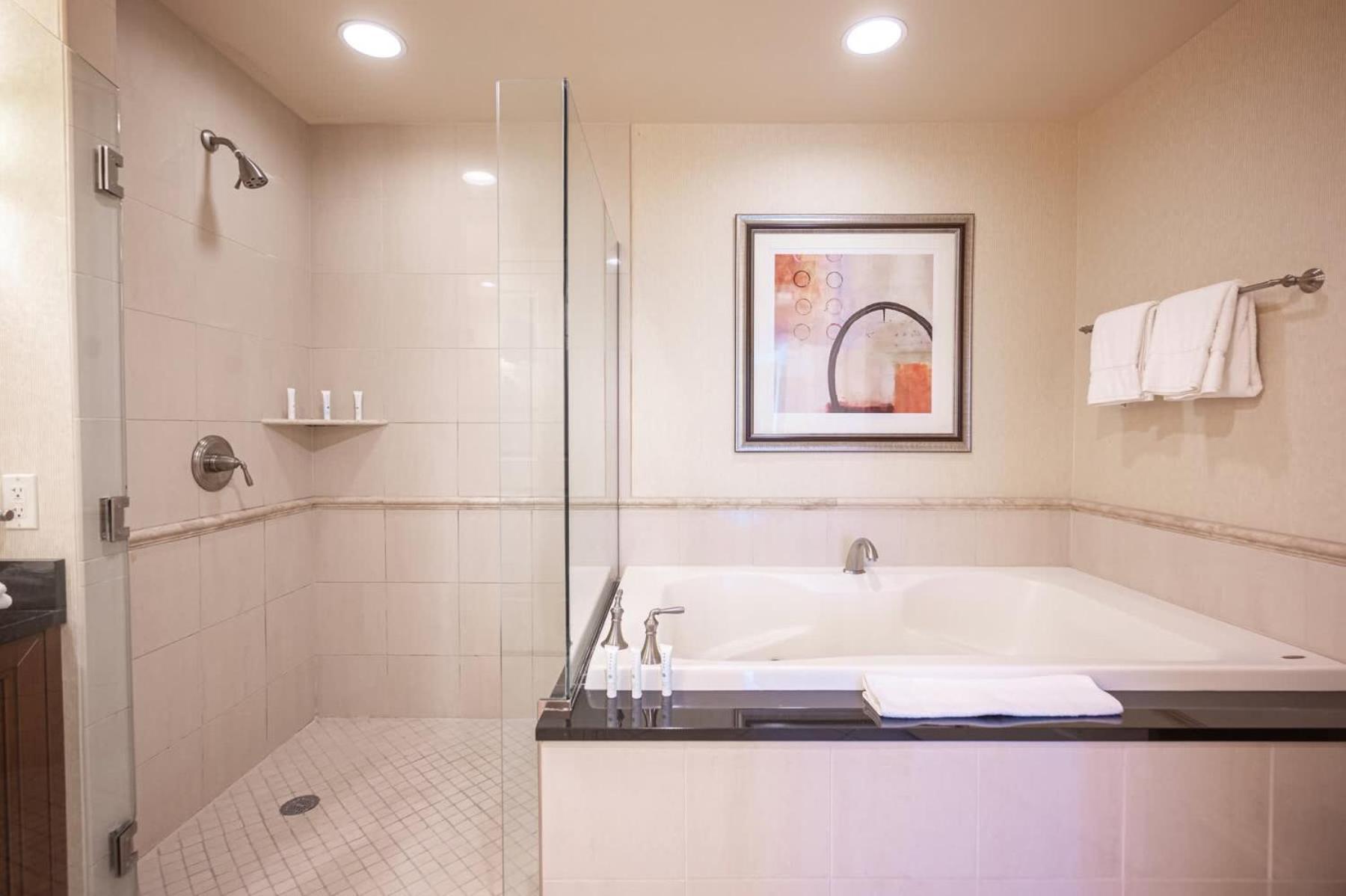 No Fee Strip View Suites+ Free Valet + Pool Holiday home *