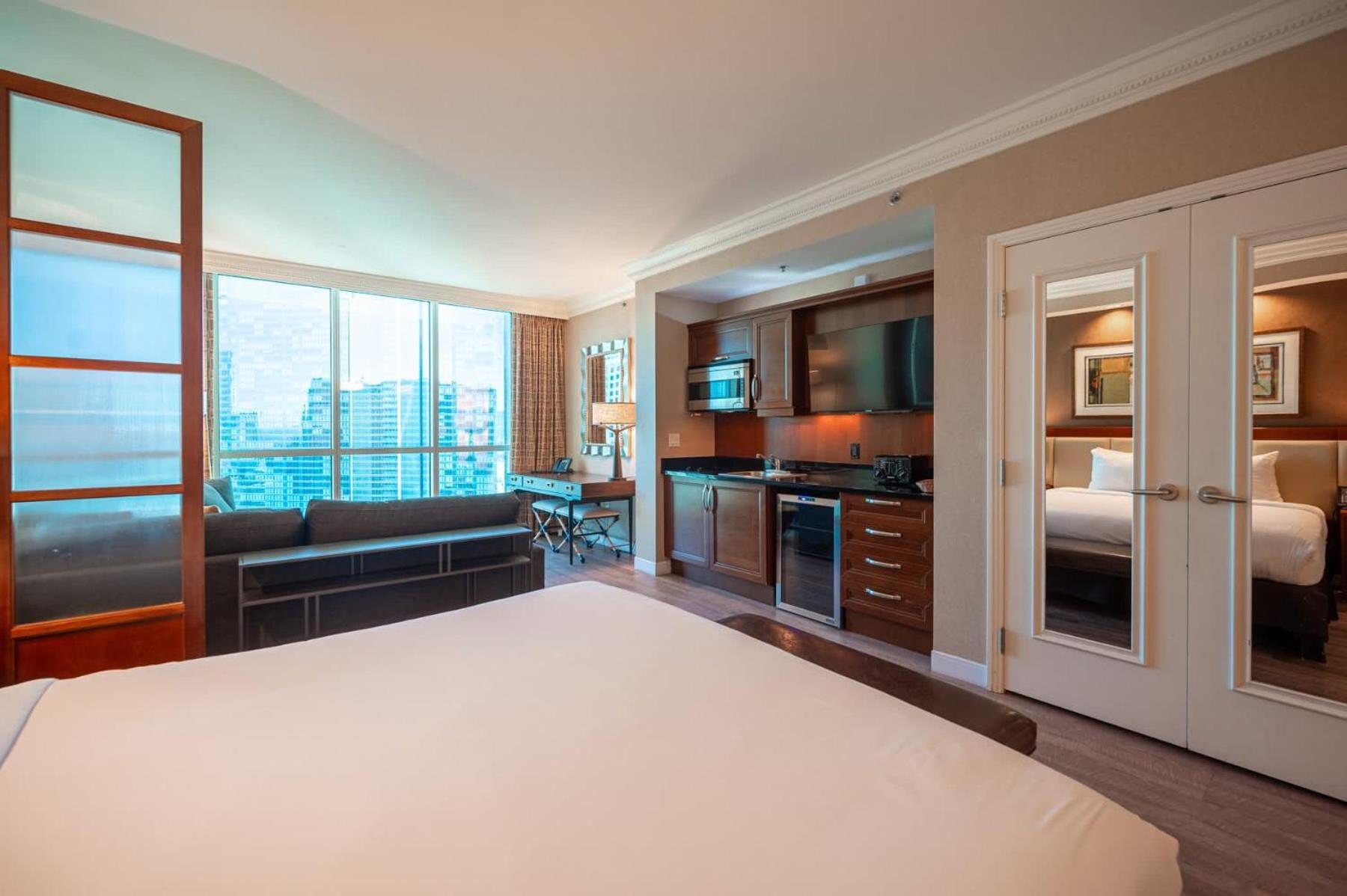 No Fee Strip View Suites+ Free Valet + Pool Holiday home
