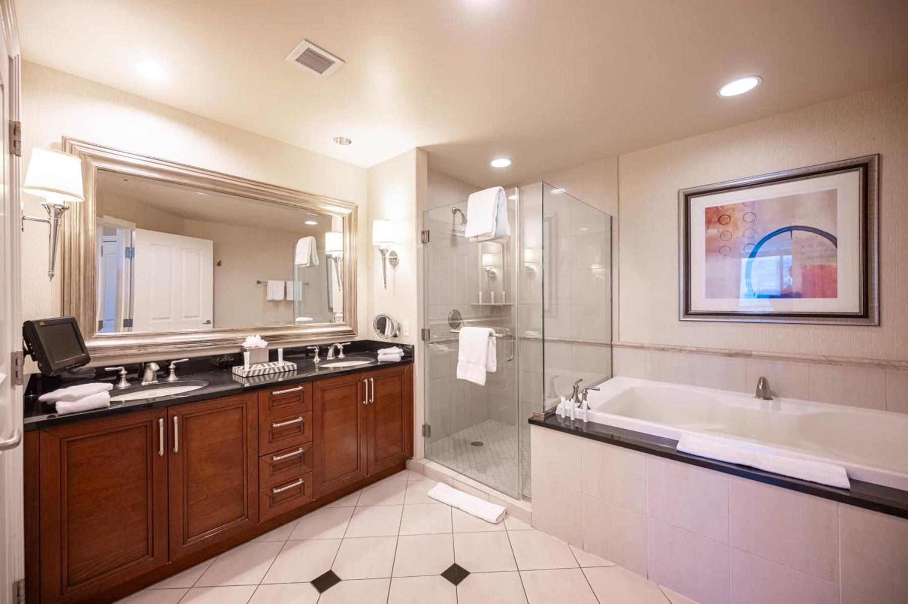 No Fee Strip View Suites+ Free Valet + Pool Holiday home *