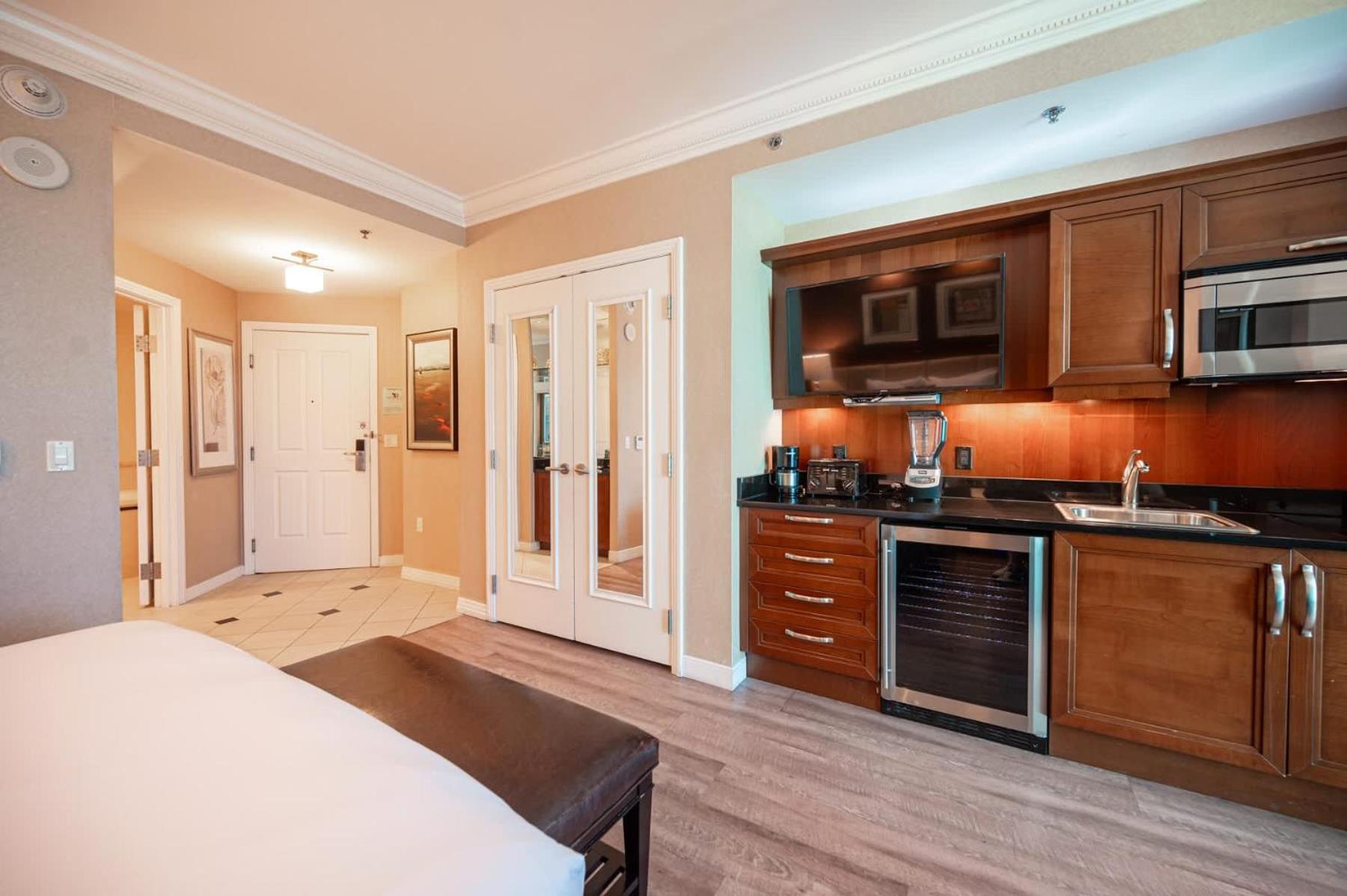 No Fee Strip View Suites+ Free Valet + Pool *