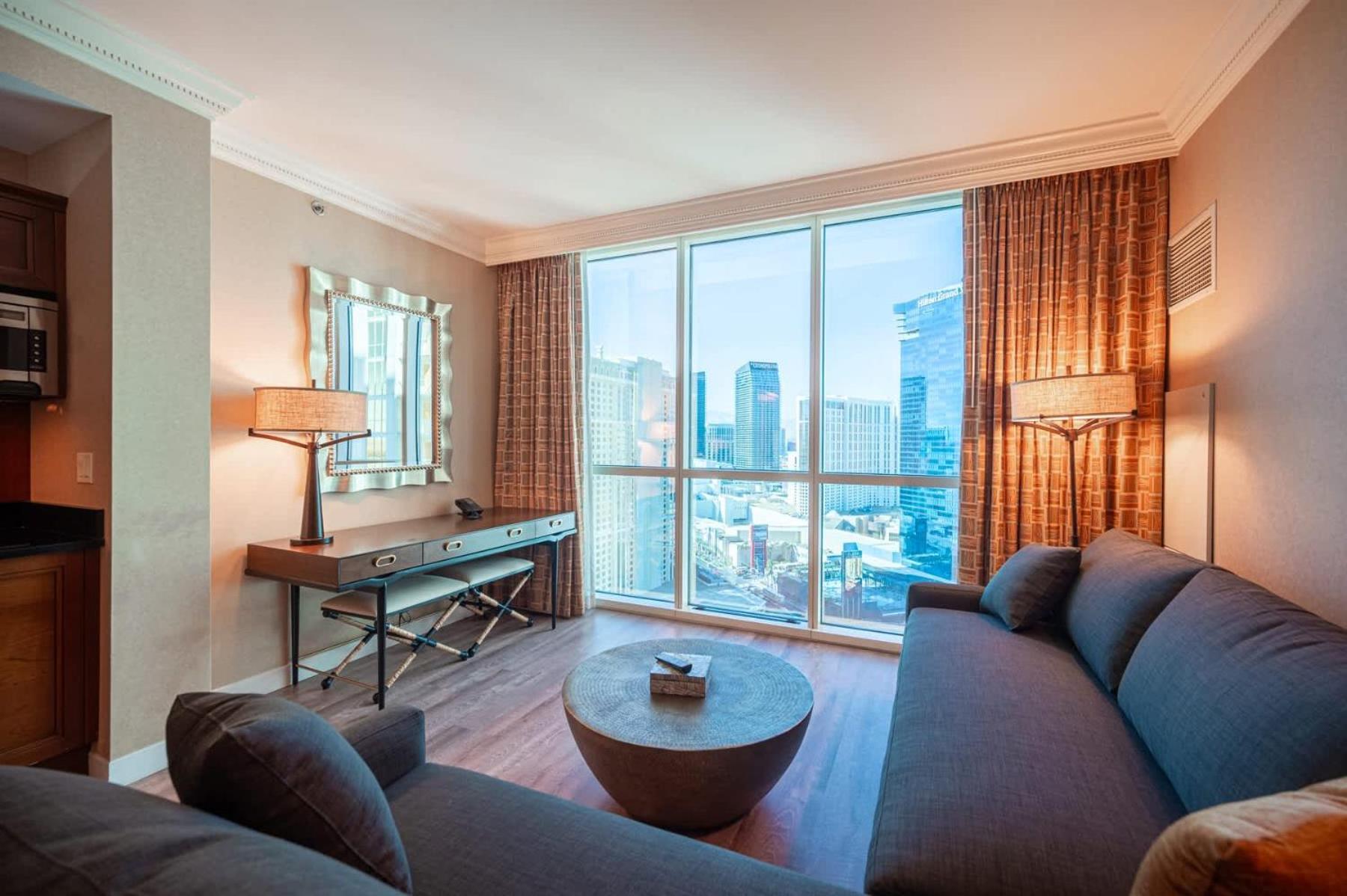 No Fee Strip View Suites+ Free Valet + Pool Holiday home Las Vegas