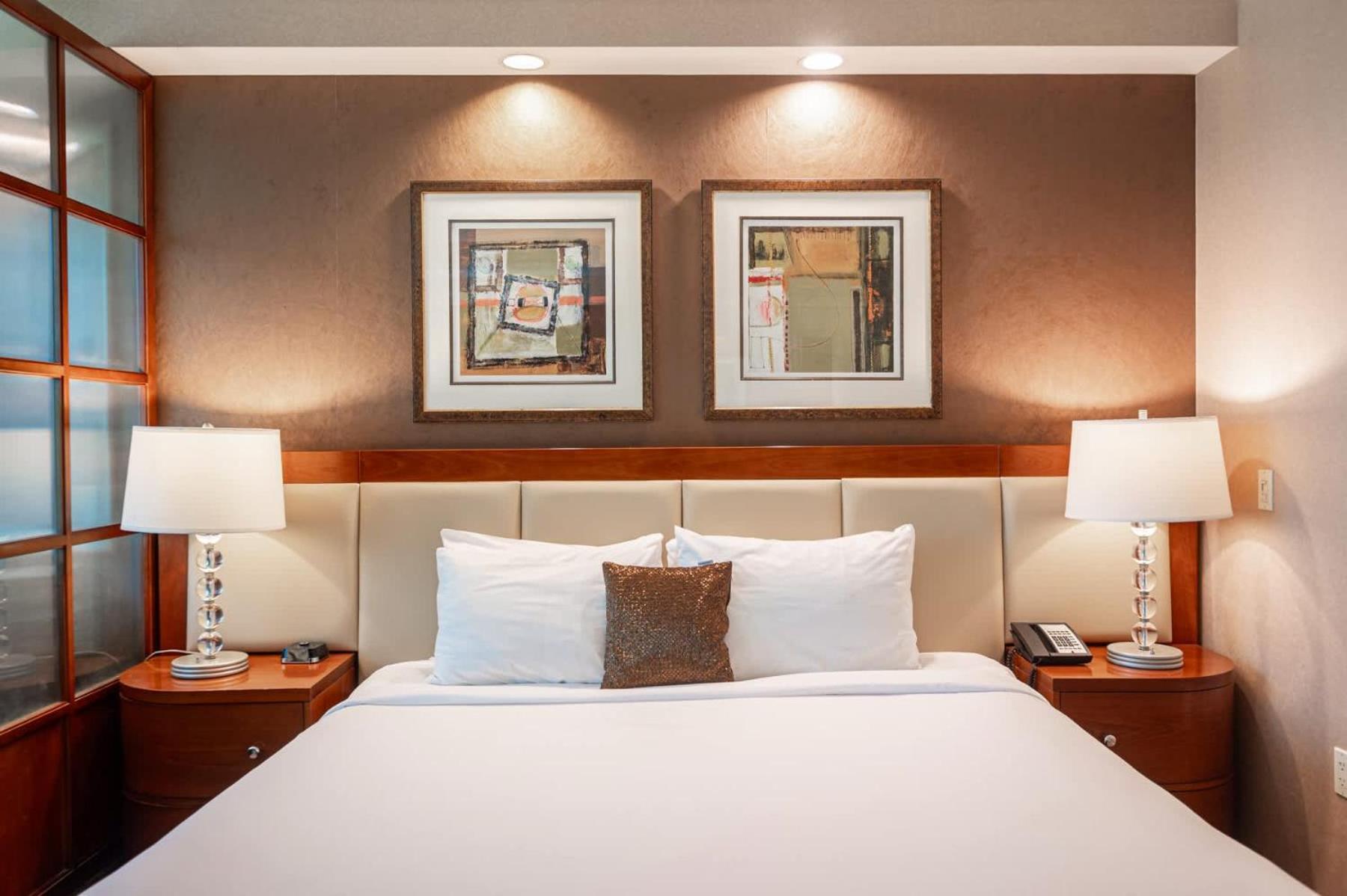 No Fee Strip View Suites+ Free Valet + Pool Holiday home *