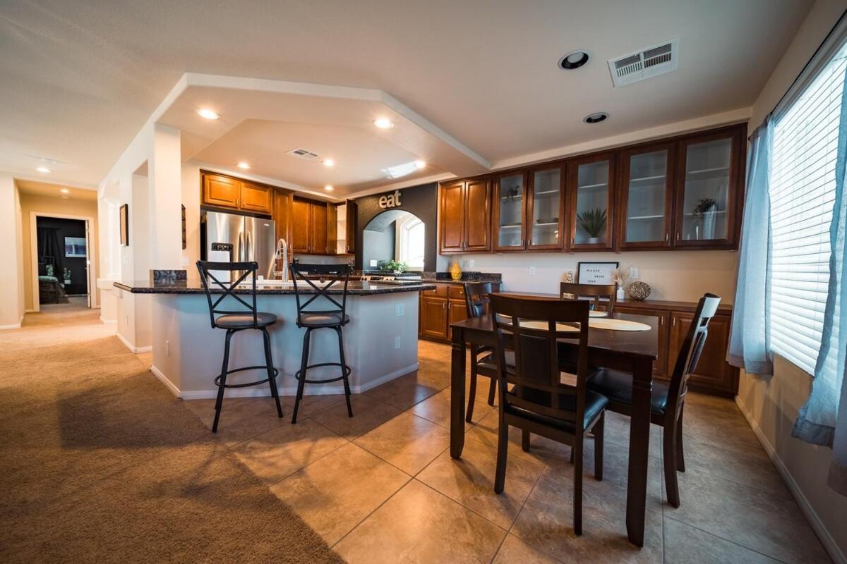 Villa 4 Bed Home, 10 Min From Strip With Hot Tub And Parking *