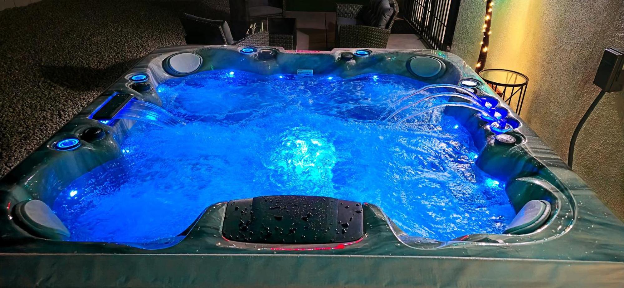 5 Min To The Strip Hot Tub Sleeps 7 Game &