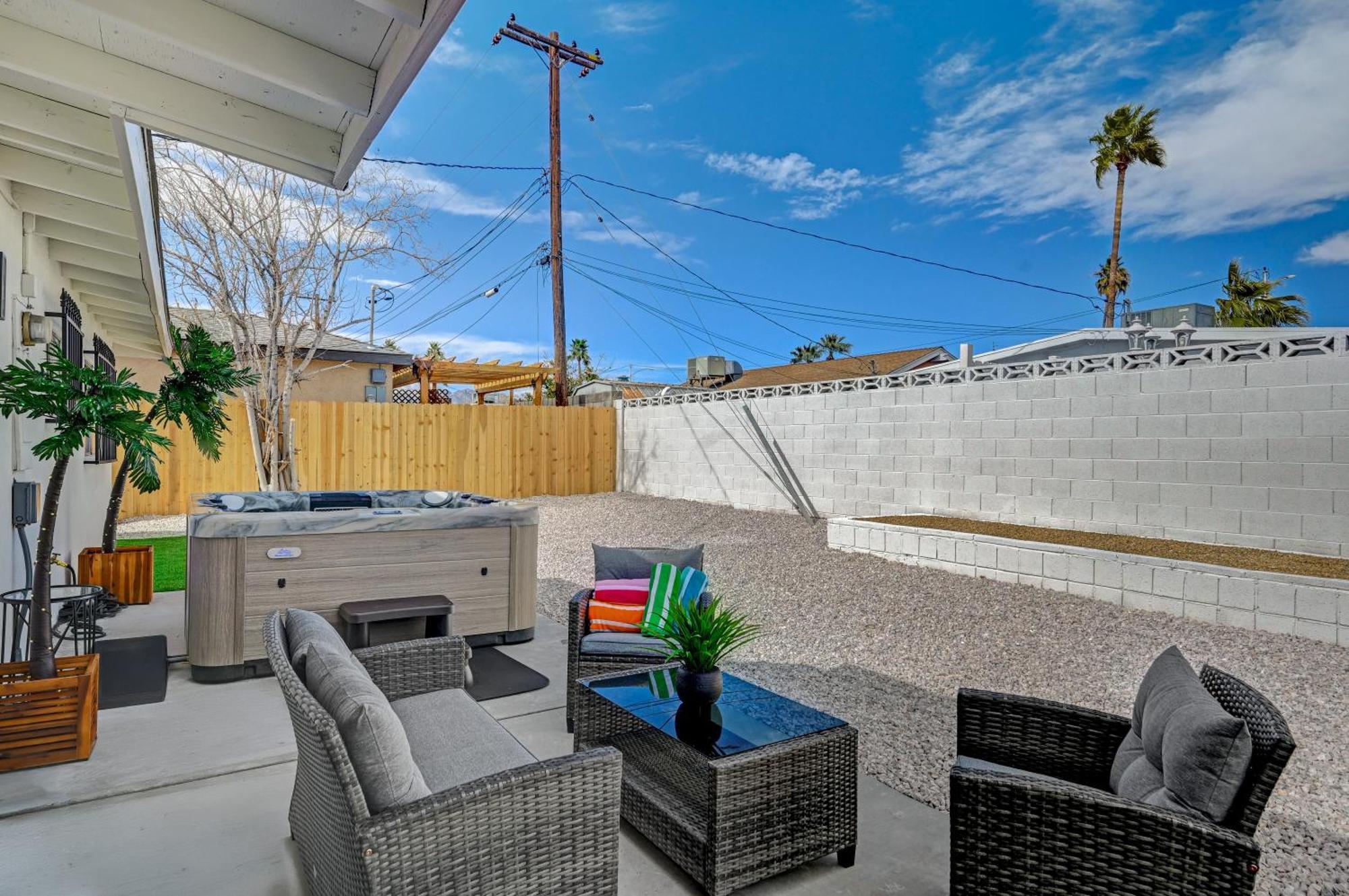 5 Min To The Strip Hot Tub Sleeps 7 Game & Holiday home