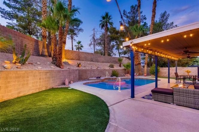 Modern Family W Pool Near Strip *