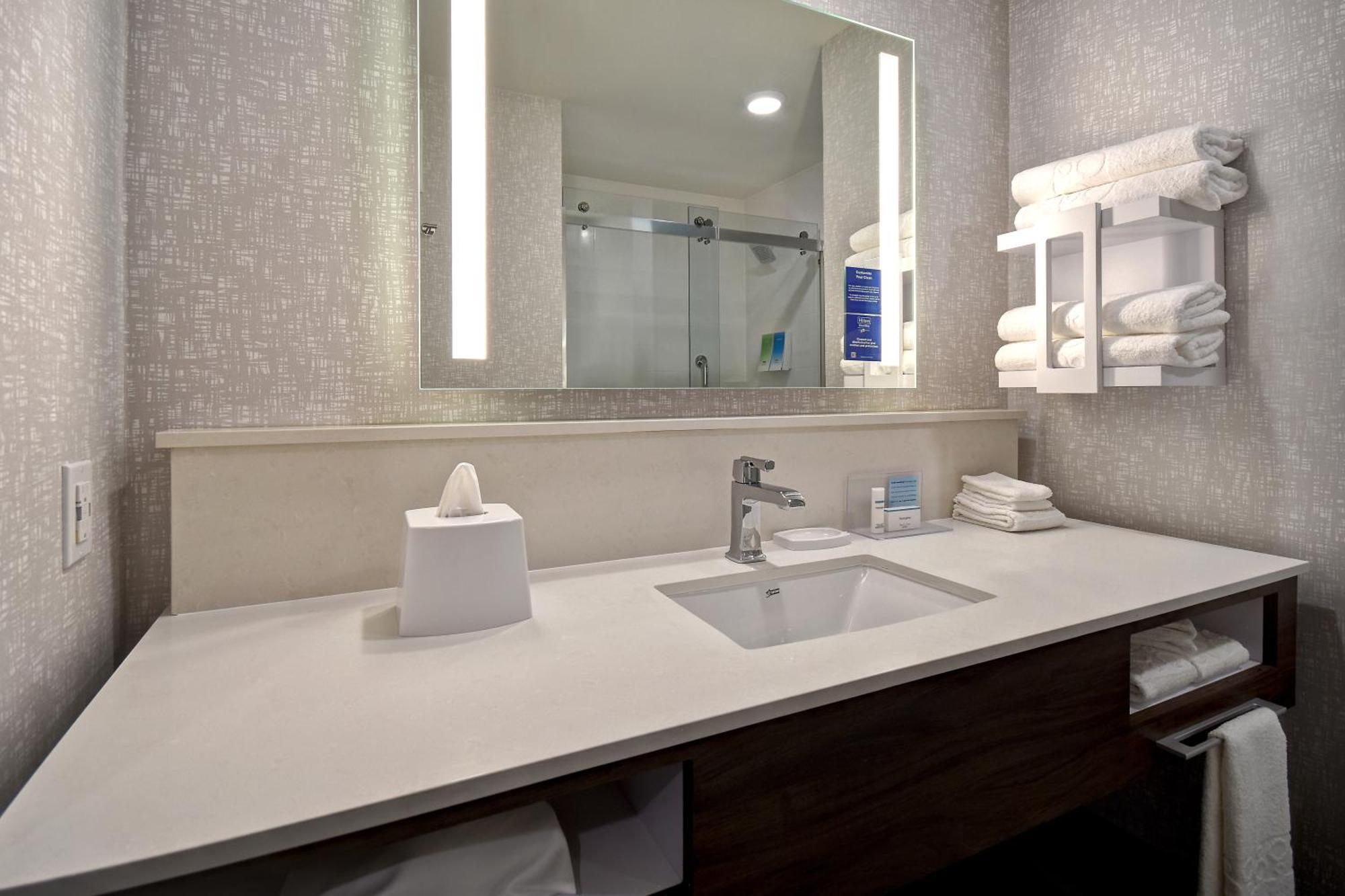 Hampton & Vegas Convention Center - No Fee 3*