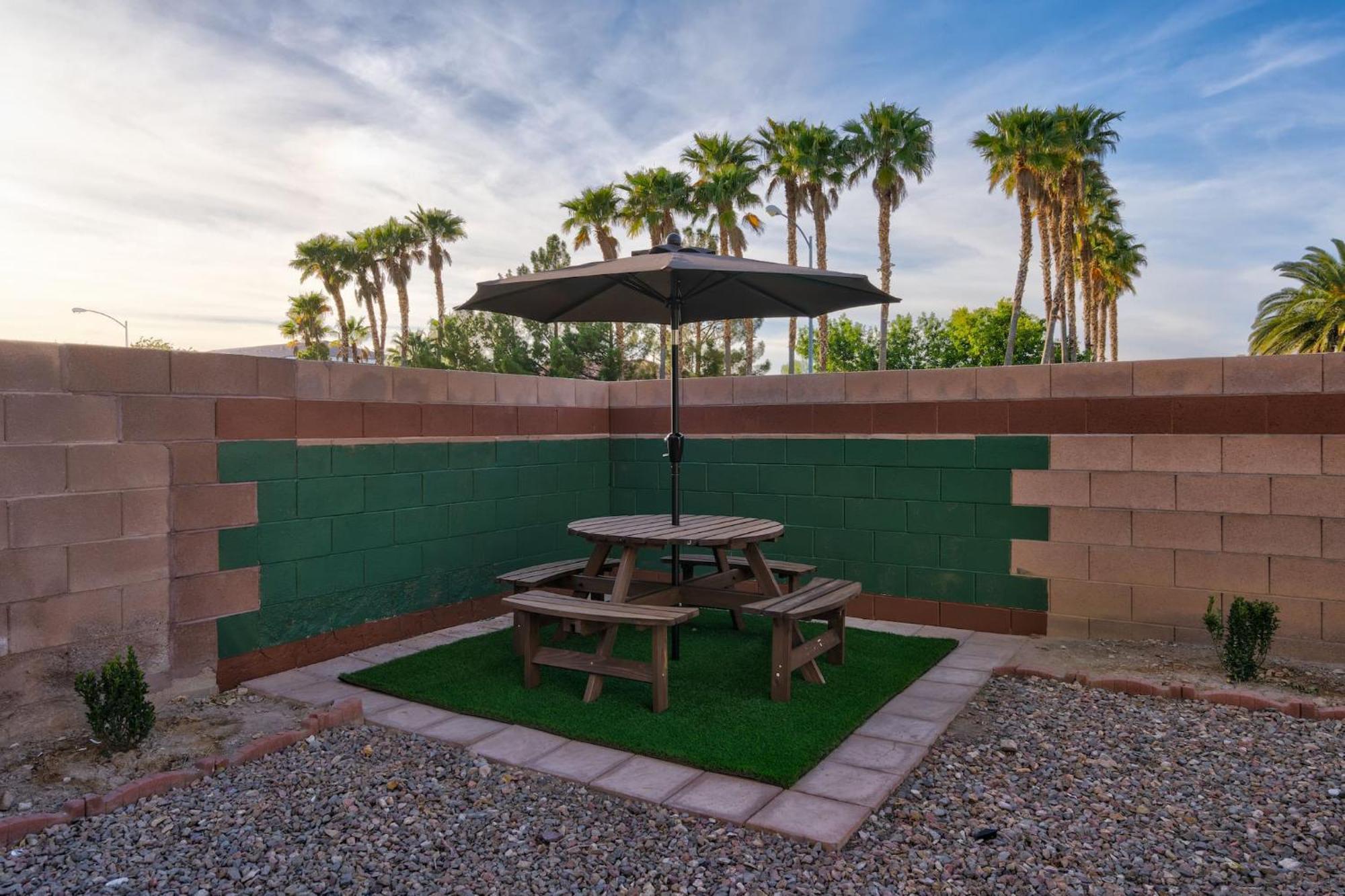Stylish King With Optional Bunk Or Work Desk W/tv Holiday home Las Vegas