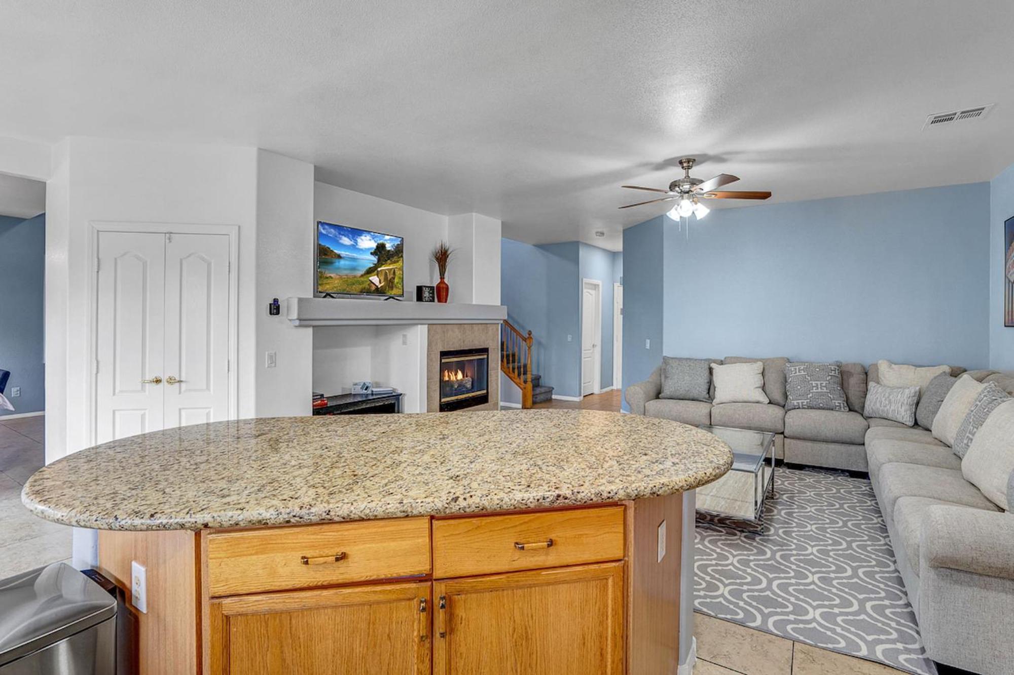Stylish King With Optional Bunk Or Work Desk W/tv Las Vegas
